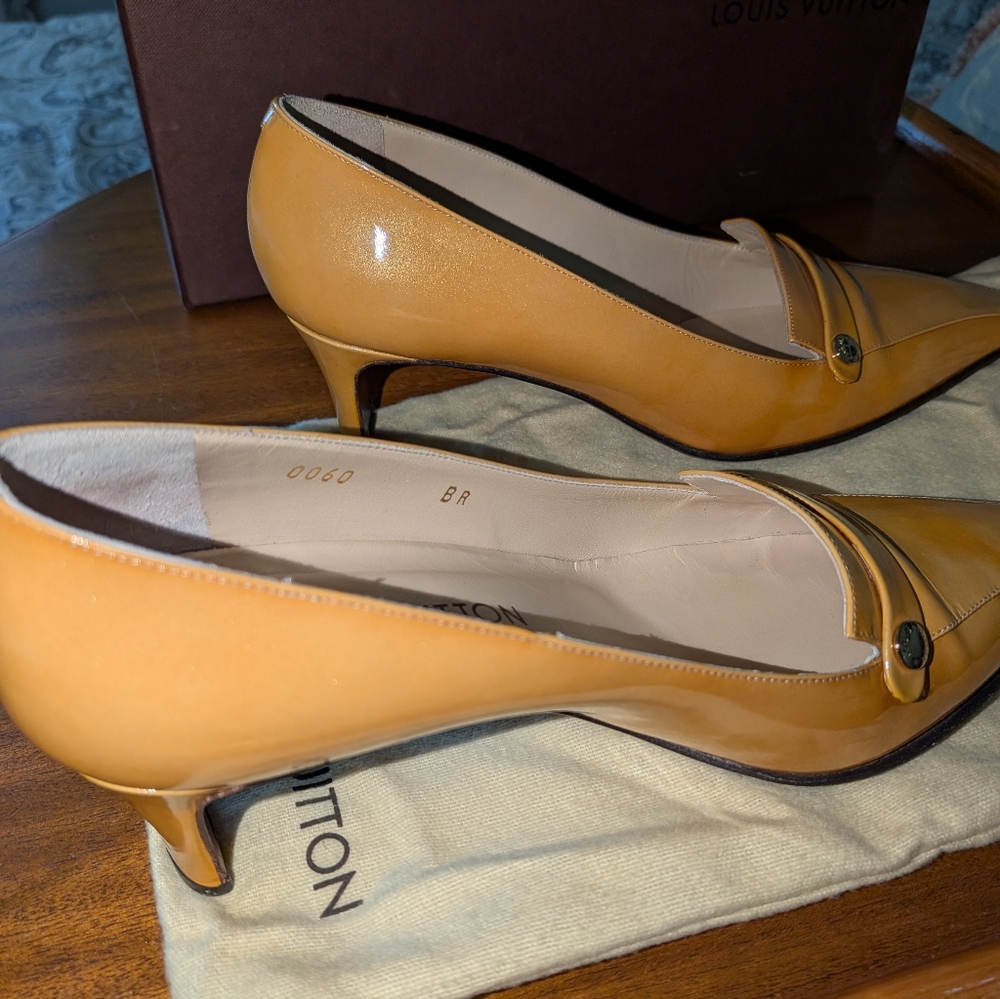 Louis Vuitton Pumps. SZ 37. US 6.5-7. EUC. Gorgeous Color. - Picture 7 of 8